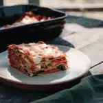 Gemüse-Lasagne mit Brokkoli und Kohlrabi, überbacken mit goldbraunem Käse