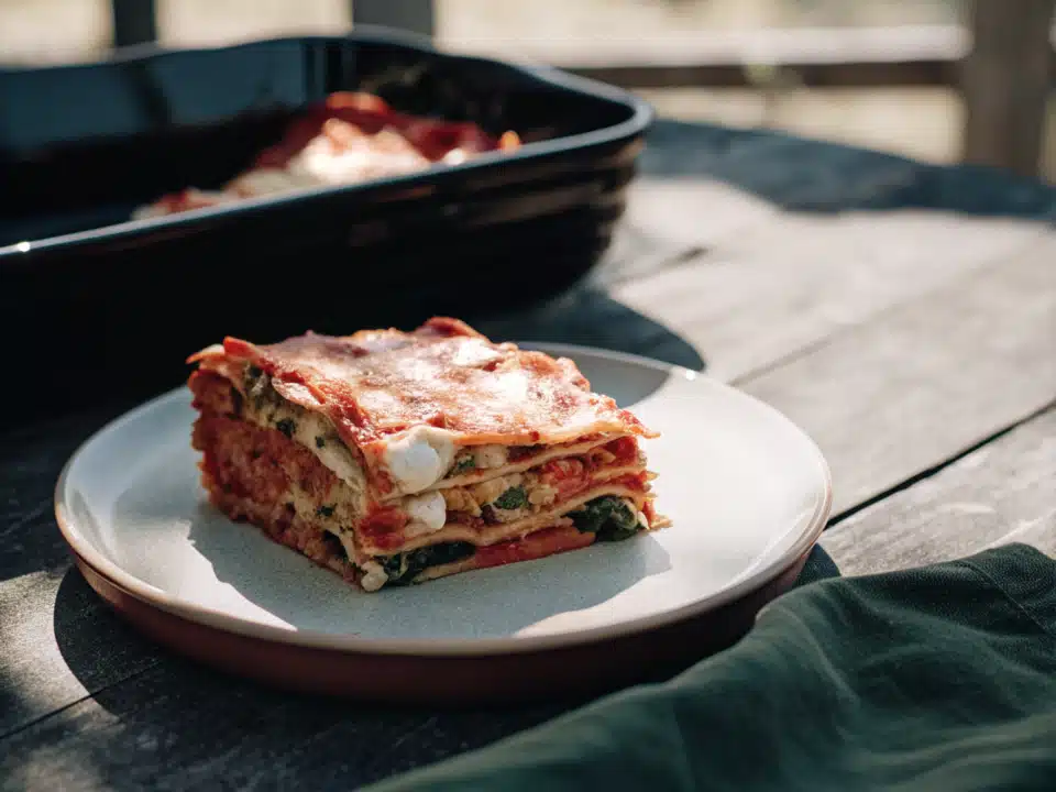 Gemüse-Lasagne mit Brokkoli und Kohlrabi, überbacken mit goldbraunem Käse