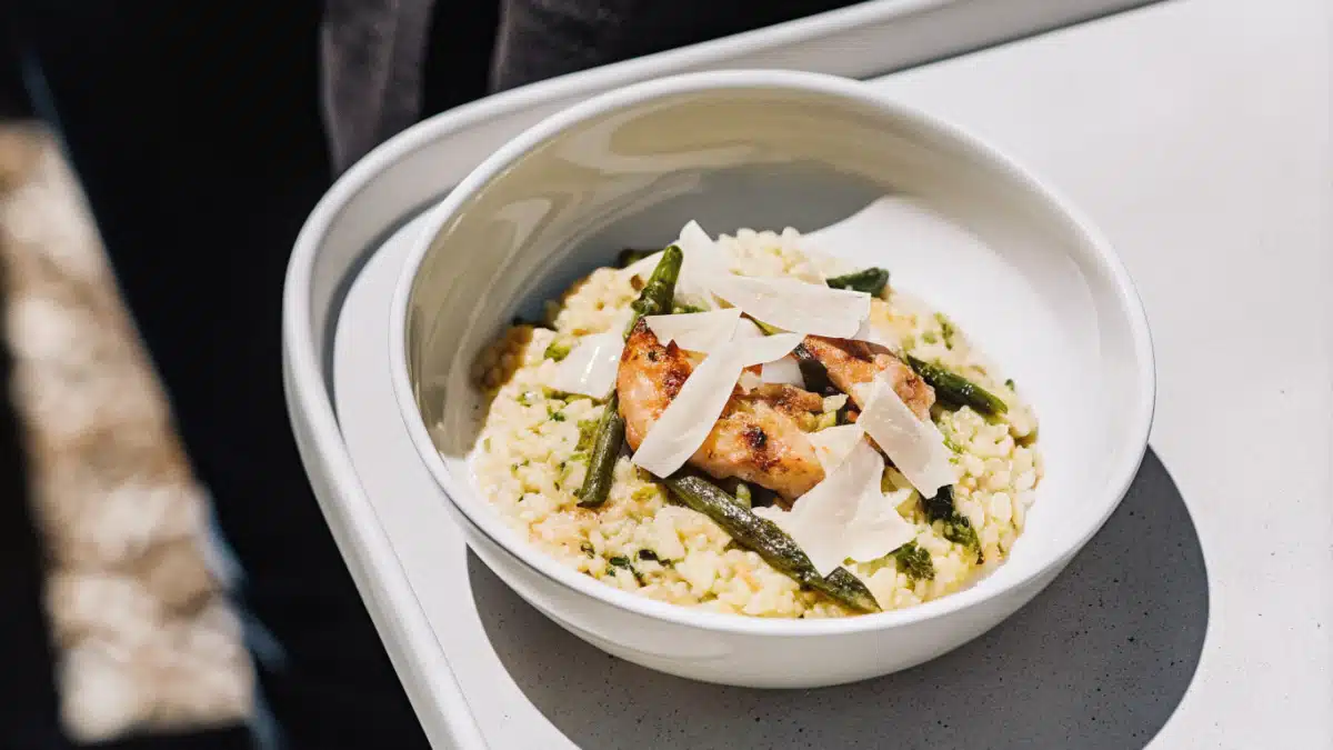 Zitronenrisotto mit gegrilltem Lachs, Garnelen, Spargel und Parmesanspänen