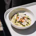 Zitronenrisotto mit gegrilltem Lachs, Garnelen, Spargel und Parmesanspänen