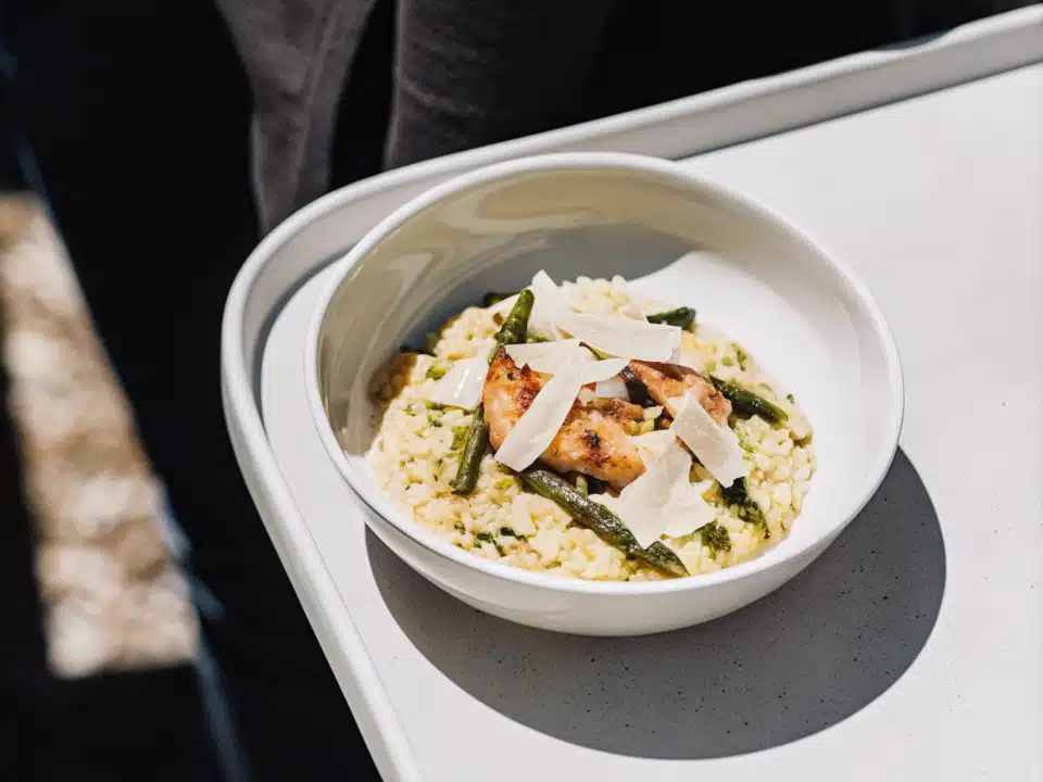 Zitronenrisotto mit gegrilltem Lachs, Garnelen, Spargel und Parmesanspänen