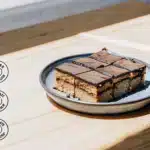 Veganer Schokoladenkuchen mit geschmolzener veganer Schokolade auf einem Keramikteller
