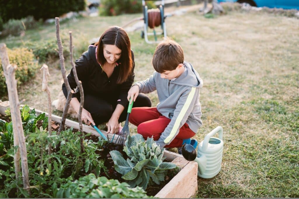 Gartenarbeit im Gemüsegarten ist eine schöne Tätigkeit für die ganze Familie